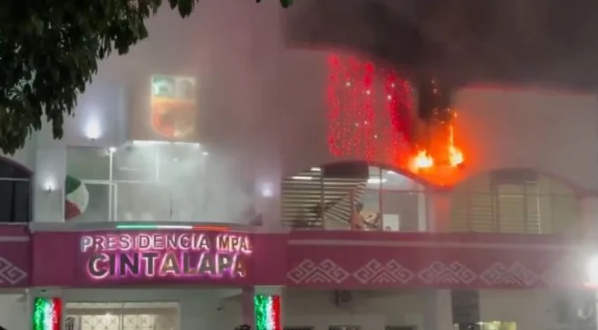 Pirotecnia desata el caos durante el Grito en Chiapas: chispas caen entre asistentes y arden adornos