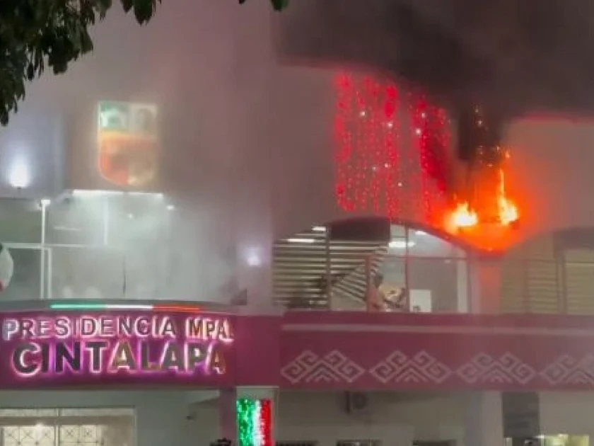 Se incendian adornos en la presidencia municipal de Cintalapa Chiapas en el marco del Grito de Independencia 2026(especial)