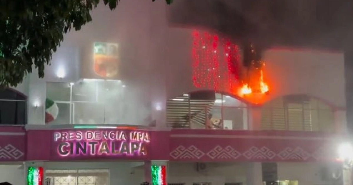 Se incendian adornos en la presidencia municipal de Cintalapa Chiapas en el marco del Grito de Independencia 2026(especial)