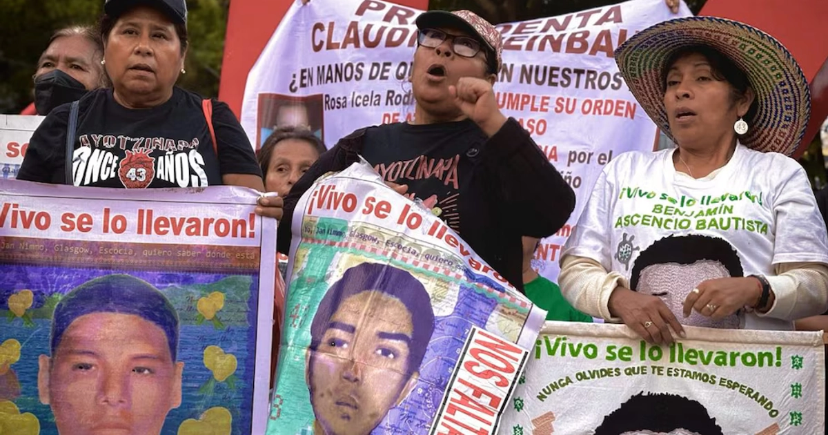 Familiares y manifestantes realizan un pase de lista por los 43 normalistas de Ayotzinapa frente al Antimonumento.