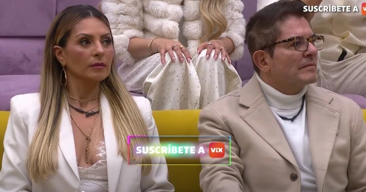 Participantes del programa La Casa de los Famosos México reaccionan en la sala tras anunciarse la salida de Aldo Rendón por razones de salud. (YouTube)
