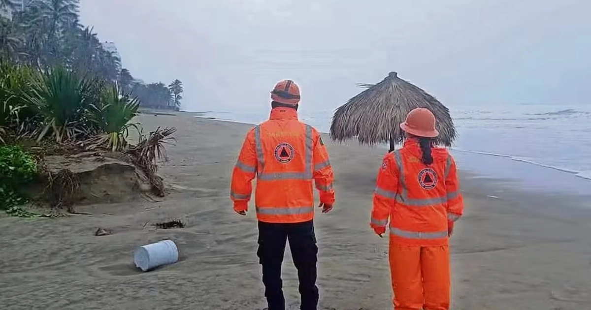 En Acapulco, la Capitanía de Puerto suspendió la navegación para todas las embarcaciones y los restaurantes de playa no ofrecieron servicio. Foto: Especial
