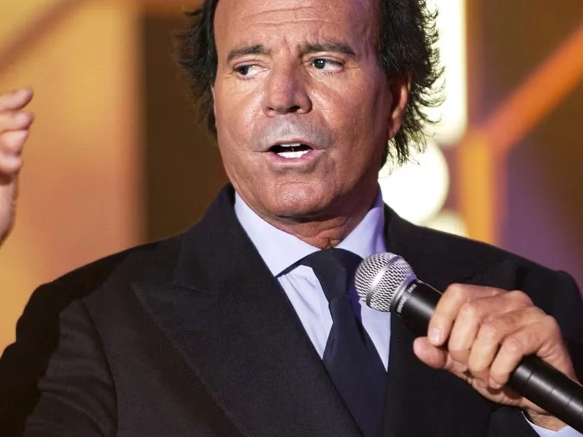 Desde que se conoció la denuncia, Julio Iglesias negó la veracidad de las acusaciones en su contra y sus abogados sostuvieron que el cantante había sido sometido a un “linchamiento público”. Foto: AFP / Bertrand Guay, archivo