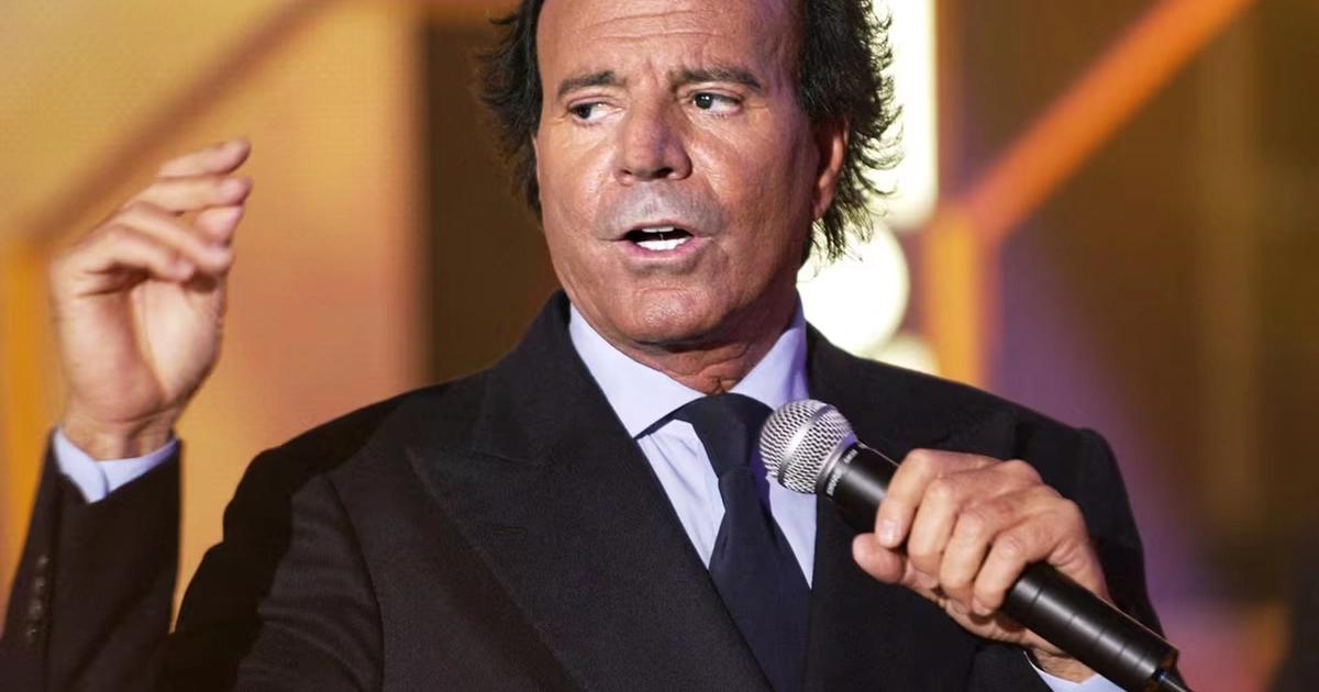 Desde que se conoció la denuncia, Julio Iglesias negó la veracidad de las acusaciones en su contra y sus abogados sostuvieron que el cantante había sido sometido a un “linchamiento público”. Foto: AFP / Bertrand Guay, archivo