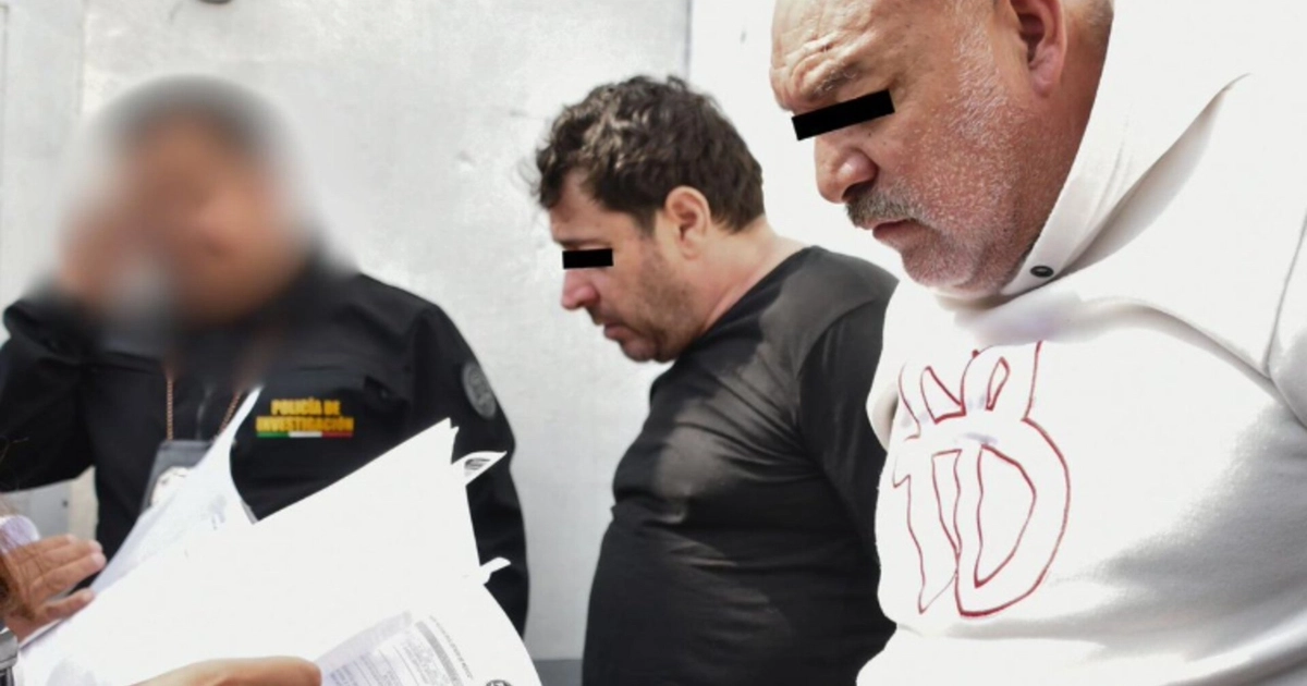 Diego Sebastián “N” y su cómplice chofer Gerardo “N” fueron ingresados al penal de arrientos en Tlalnepantla por le asesinato de Jonathan Meléndez, de la bamnda Camilo Séptimo, su familia, niñera y canina Foto: Fiscalìa Edomex