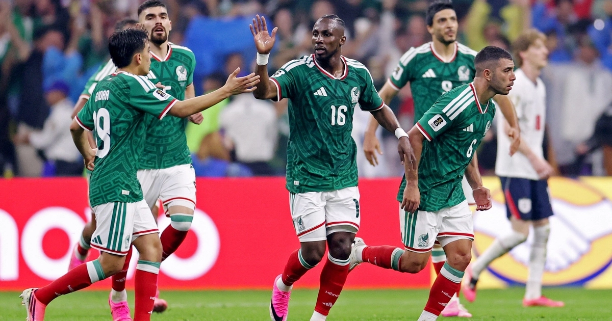Soccer Football - FIFA World Cup 2026 - Round of 16 - Mexico v England - Estadio Azteca, Mexico City, Mexico - July 5, 2026 Mexico's Julian Quinones celebrates scoring their first goal with teammates REUTERS/Raquel Cunha