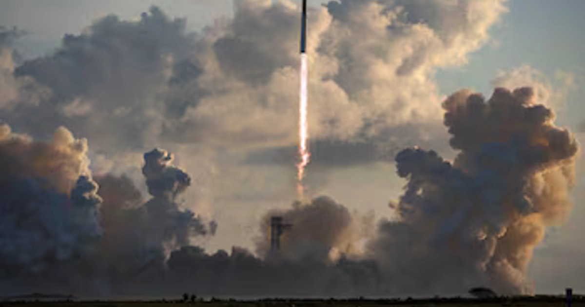 El cohete Starship de última generación despegó de Texas el lunes y alcanzó la órbita por primera vez, con uno de sus motores averiado (REUTERS/Steve Nesius)