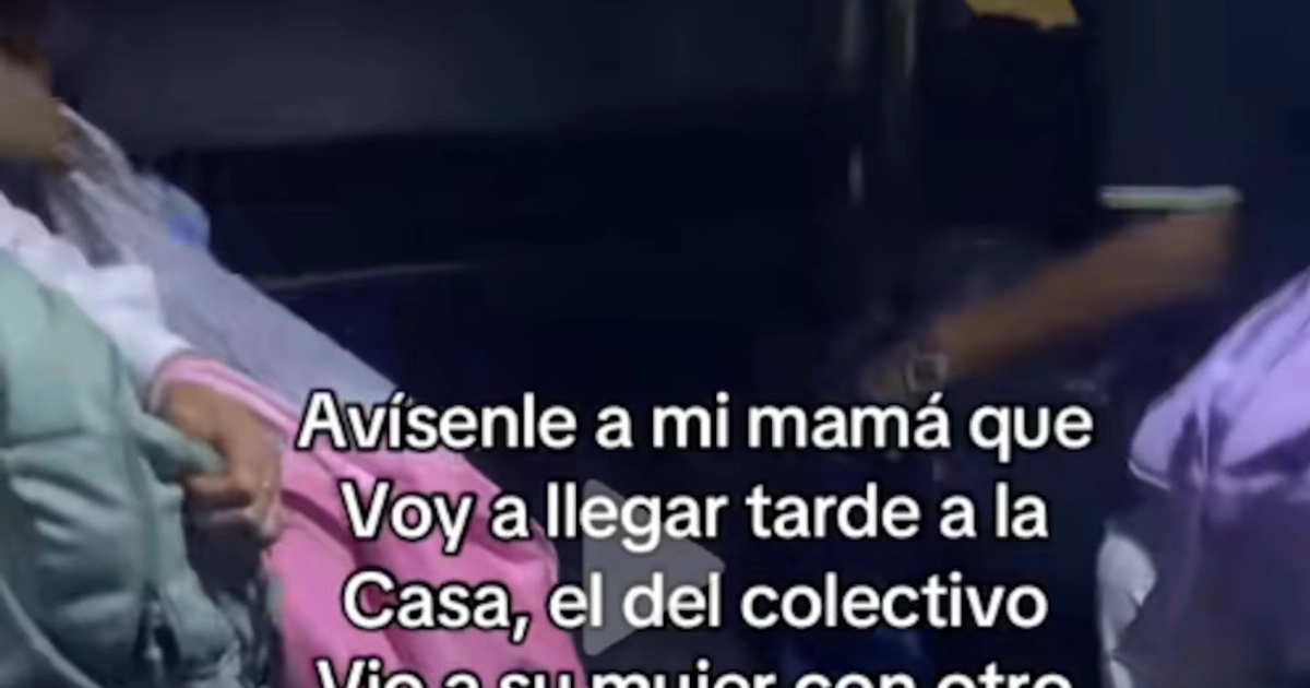 El momento en que el chofer les dijo a los pasajeros que había recibido el aviso de infidelidad. (Captura de pantalla)