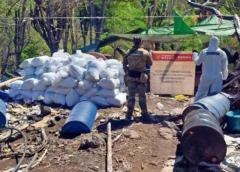 En total se aseguraron 16.8 toneladas de aparente metanfetamina. Foto: Especial