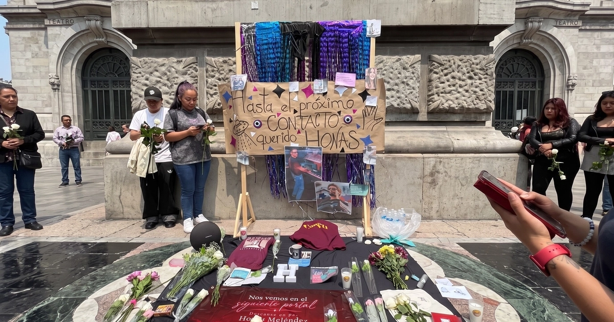 Varias personas con rosas blancas se reúnen ante una ofrenda con fotografías, carteles y flores dedicada a Honas Meléndez. (Imagen Ilustrativa Infobae)