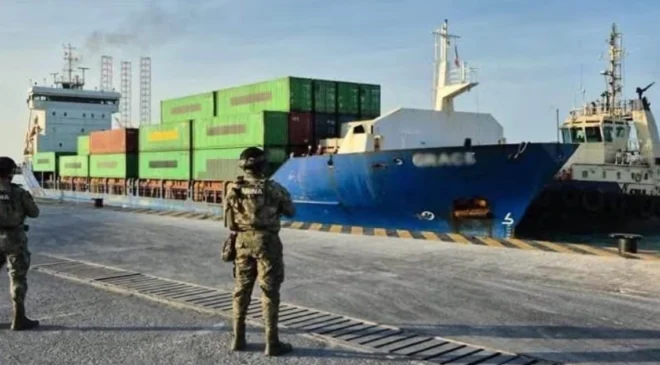 Secretaría de Marina asegura buque frente a Progreso, Yucatán; embarcación estaría relacionada con presunto derrame de combustible