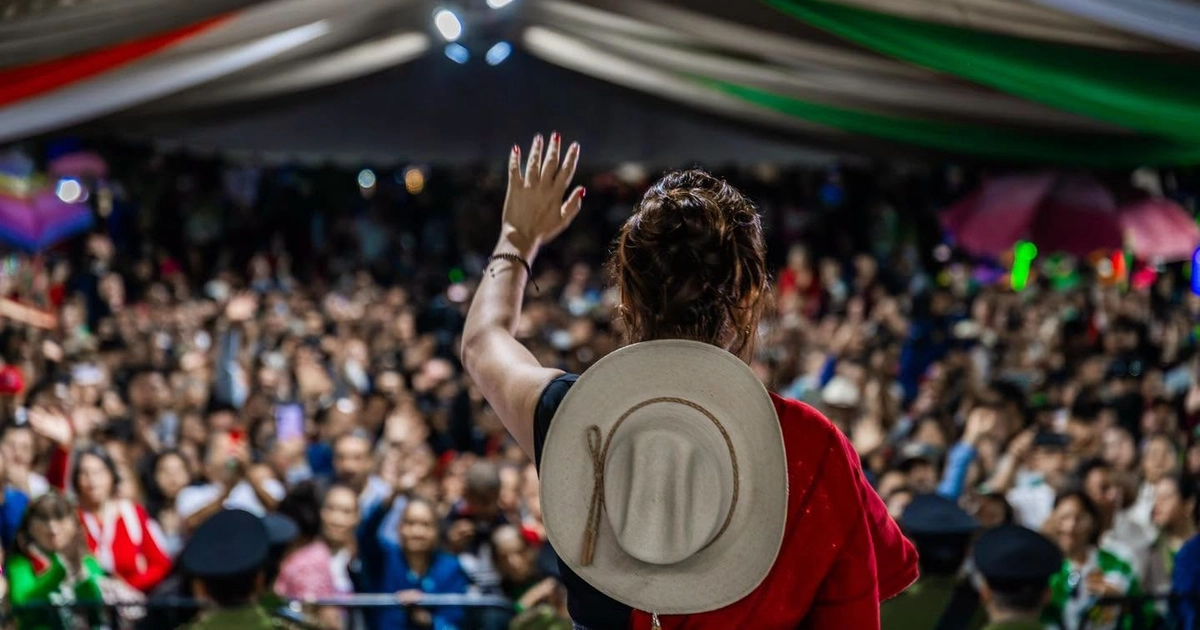 Uruapan volvió a reunirse en su plaza cívica tras doce meses sin la ceremonia, suspendida en 2025 por la muerte de un policía municipal. (Uruapan Gobierno Municipal)