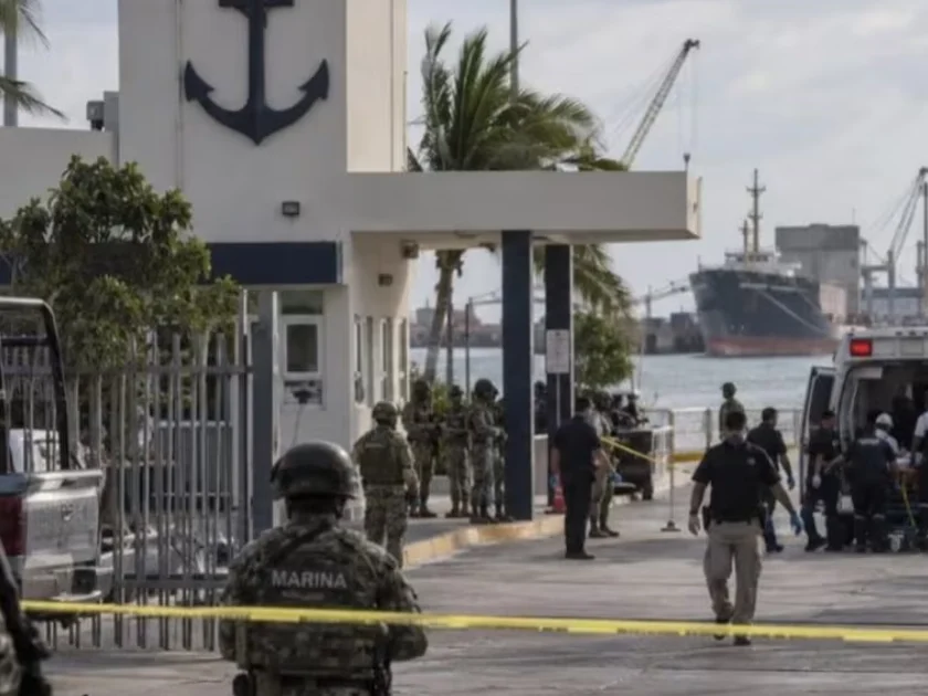 Un elemento de la Secretaría de Marina (Semar) perdió la vida y otro resultó gravemente herido durante un enfrentamiento a balazos en las instalaciones de la Unidad Naval de Protección Portuaria.