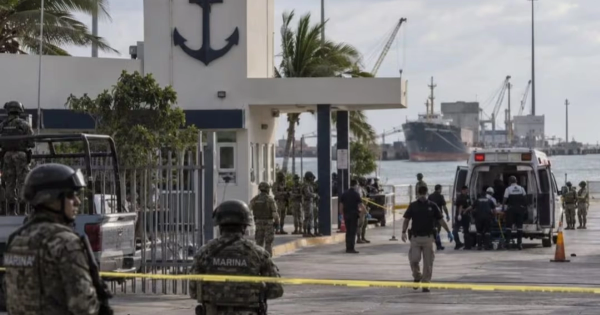 Un elemento de la Secretaría de Marina (Semar) perdió la vida y otro resultó gravemente herido durante un enfrentamiento a balazos en las instalaciones de la Unidad Naval de Protección Portuaria.