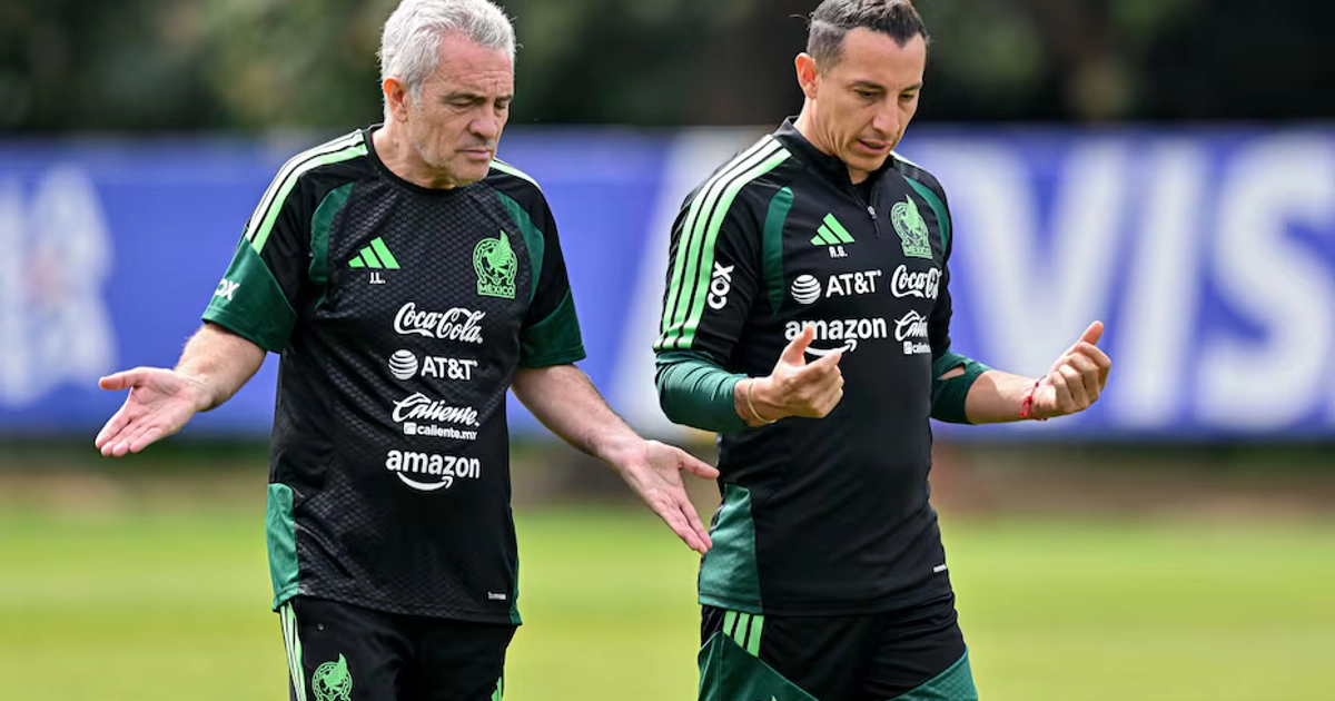 Juan Manuel Lillo y Andrés Guardado, auxiliares técnicos de la Selección Mexicana con Rafael Márquez - Foto: Imago7