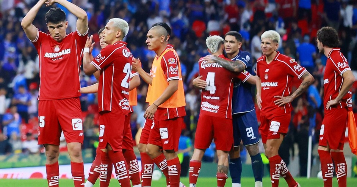 Jugadores se abrazan tras juegazo en el estadio Azteca