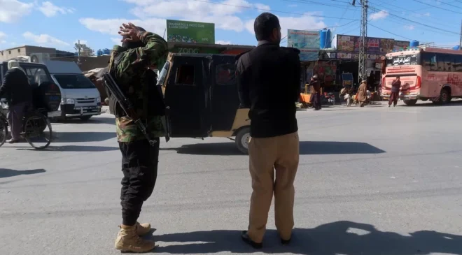Atentado suicida contra recinto policial en Paquistán deja al menos 17 muertos y 73 heridos; usan vehículo cargado con explosivos