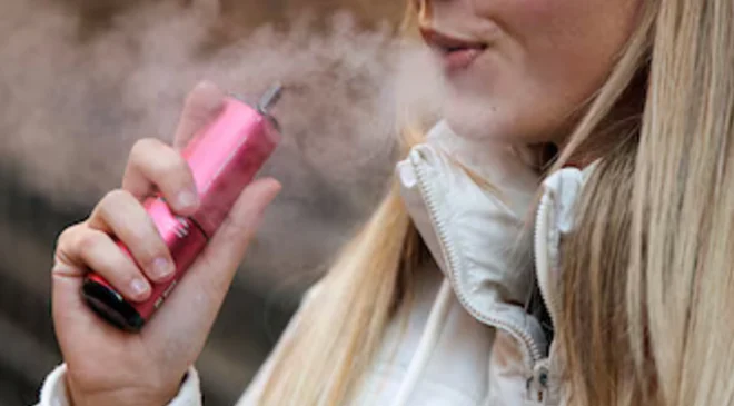 Vapeadores ganan terreno entre adolescentes pese la prohibición en México: estos son los riesgos de su consumo