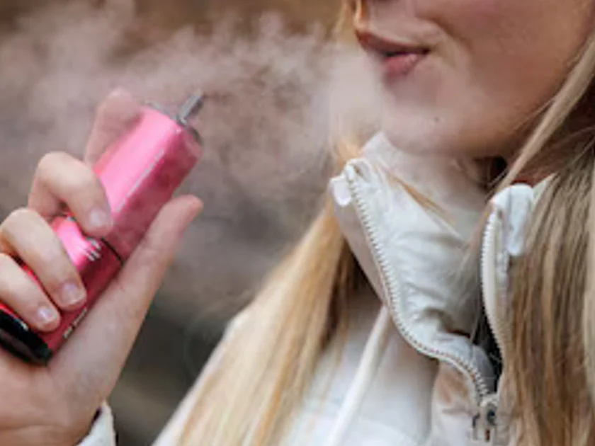 Vapeadores en México. EFE/EPA/TOLGA AKMEN