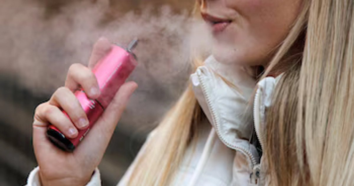 Vapeadores en México. EFE/EPA/TOLGA AKMEN