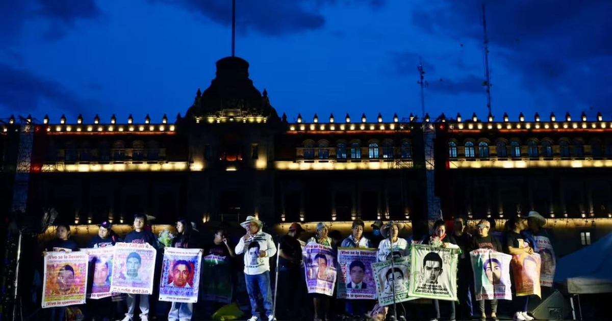 26 de septiembre del 2026, Ciudad de México. Padres, madres y cientos de estudiantes normalistas así como simpatizantes arriban al zócalo en el marco por los 12 años por la desaparición de los 43 normalistas. Fotos: Osmar Alvarado | El Universal.