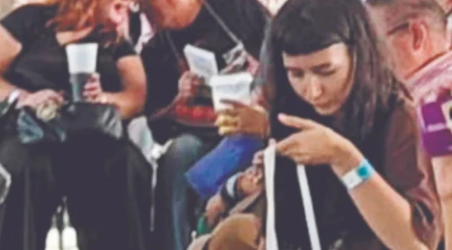 Esta es la última foto de estudiante Claudia Tacoronte; familia recibió sus restos para llevarlos a España. El padre de la joven acude a la Casa de Cultura en Cuautla en donde coloca un ramo de flores; vinculan a proceso a Francisco Javier por el feminicidio
