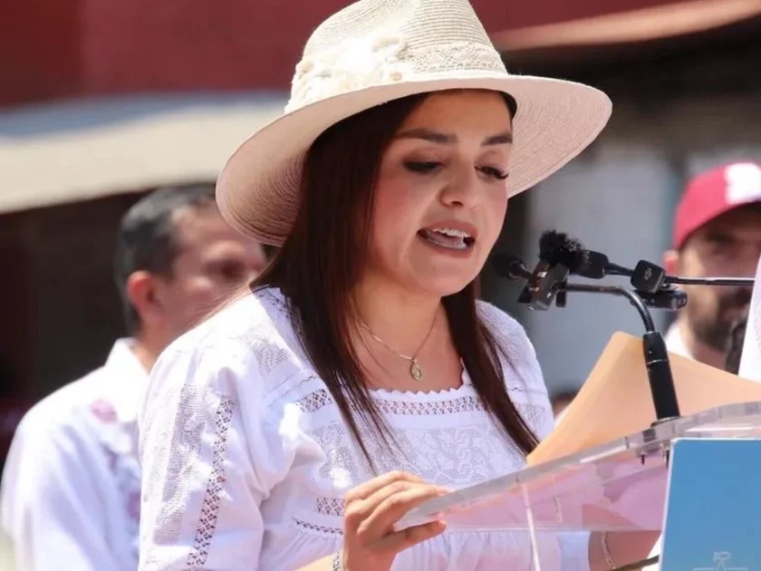 Grecia Quiroz se dirige al público desde un podio, solicitando a Claudia Sheinbaum atender las demandas ciudadanas ante la violencia en Uruapan. (@GreciaMich2027)