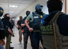 Agentes federales y del ICE patrullan los pasillos del tribunal de inmigración en el Edificio Federal Jacob K. Javitz, en la ciudad de Nueva York, EU, el 24 de julio de 2025. Imagen ilustrativa. Foto: AFP