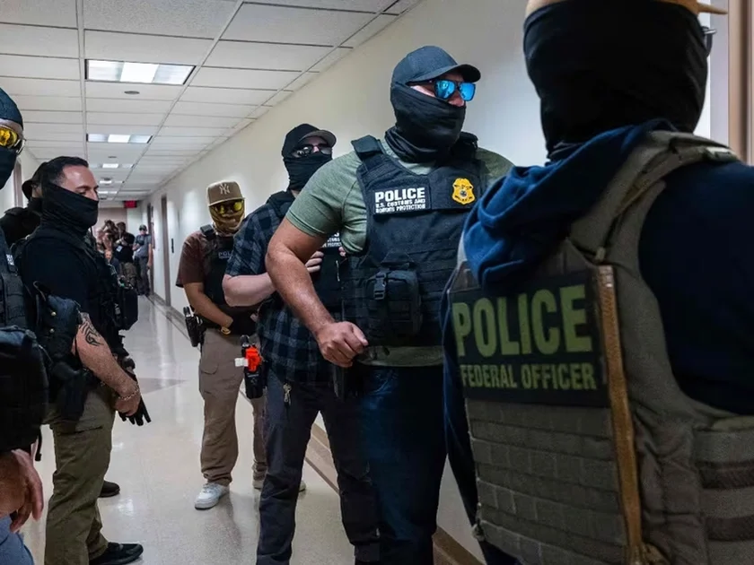 Agentes federales y del ICE patrullan los pasillos del tribunal de inmigración en el Edificio Federal Jacob K. Javitz, en la ciudad de Nueva York, EU, el 24 de julio de 2025. Imagen ilustrativa. Foto: AFP