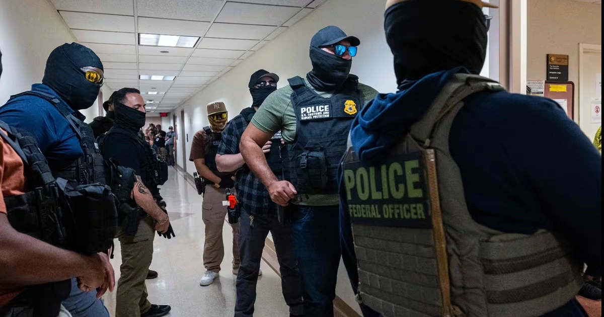 Agentes federales y del ICE patrullan los pasillos del tribunal de inmigración en el Edificio Federal Jacob K. Javitz, en la ciudad de Nueva York, EU, el 24 de julio de 2025. Imagen ilustrativa. Foto: AFP