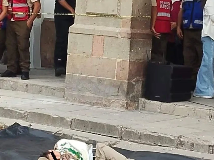 Conmemoran a los Niños Héroes lanzando a un menor desde el balcón de la presidencia de Ameca, Jalisco. 14/09/2026. | Foto: Facebook Colegio Niños Héroes.