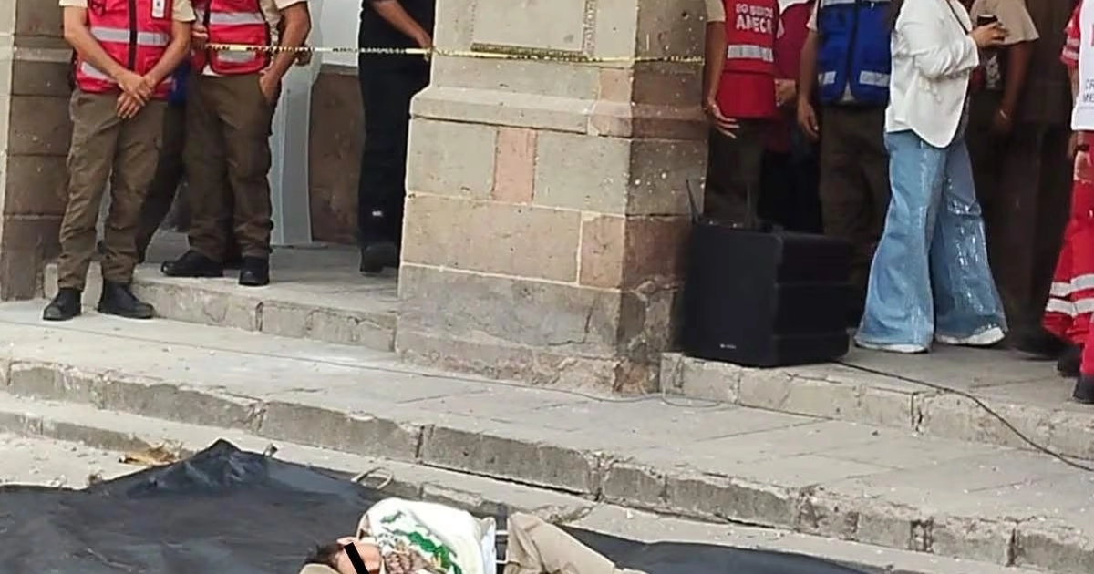 Conmemoran a los Niños Héroes lanzando a un menor desde el balcón de la presidencia de Ameca, Jalisco. 14/09/2026. | Foto: Facebook Colegio Niños Héroes.