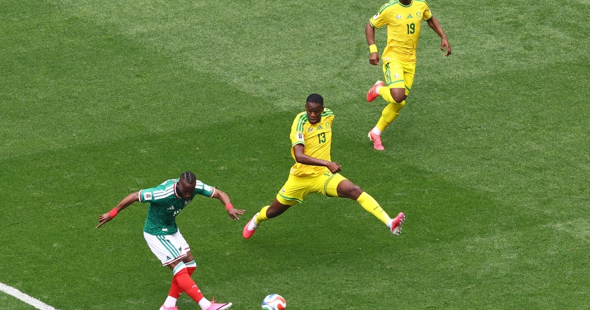 Soccer Football - FIFA World Cup 2026 - Group A - Mexico v South Africa - Estadio Azteca, Mexico City, Mexico - June 11, 2026 Mexico's Julian Quinones scores their first goal REUTERS/Raquel Cunha