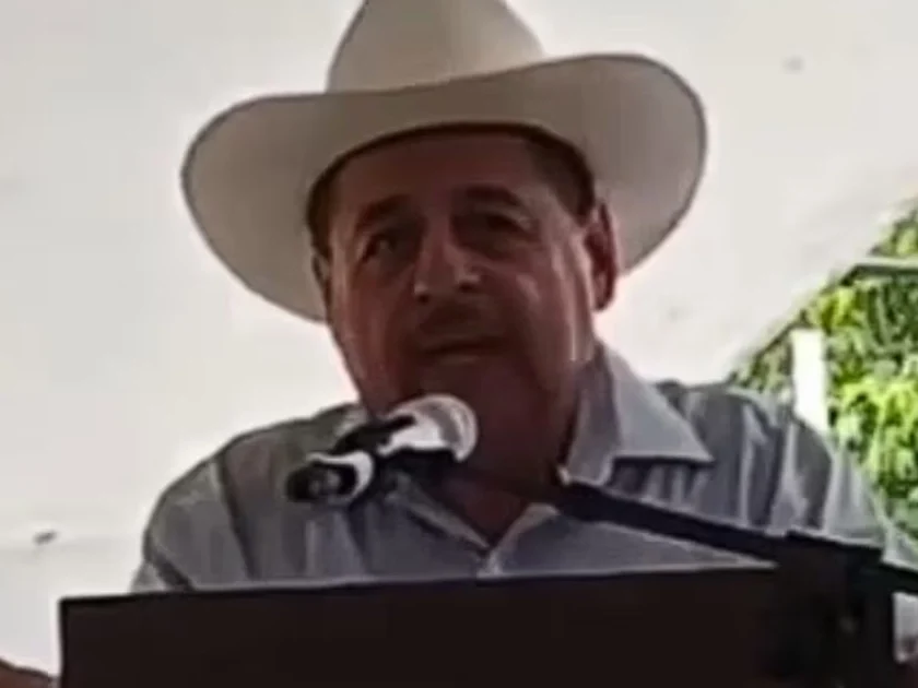 El presidente municipal de Jaltocán, Hidalgo, Guillermo Amador Lara, advirtió públicamente al párroco José Rosario Arévalo Cervantes que se concentre en su labor religiosa y deje de intervenir en la vida política del municipio. (17/09/26) Foto: Especial.