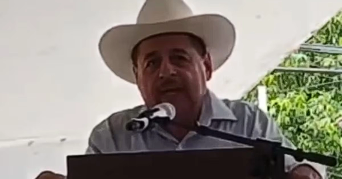 El presidente municipal de Jaltocán, Hidalgo, Guillermo Amador Lara, advirtió públicamente al párroco José Rosario Arévalo Cervantes que se concentre en su labor religiosa y deje de intervenir en la vida política del municipio. (17/09/26) Foto: Especial.