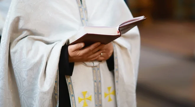 Asesinan a Román de la Cruz, sacerdote de Hidalgo: Dejaron un mensaje junto a su cuerpo