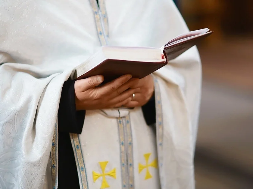 Investigan el asesinato del párroco de la Iglesia Santa Cruz, Román de la Cruz. (Shutterstock)