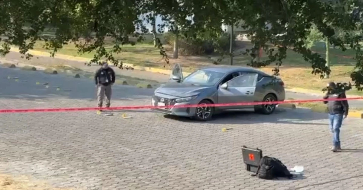 Auto abandonado en el que viajaban los agentes federales. Crédito: Redes Sociales