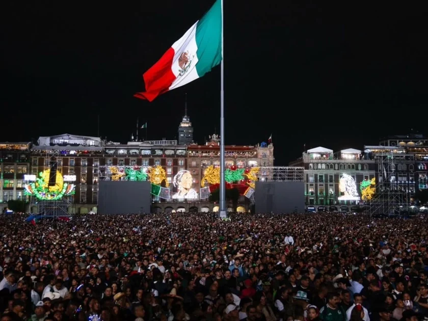 La celebración por el aniversario 216 de la Independencia reunió a miles de personas en el Centro Histórico de la Ciudad de México. (CUARTOSCURO)