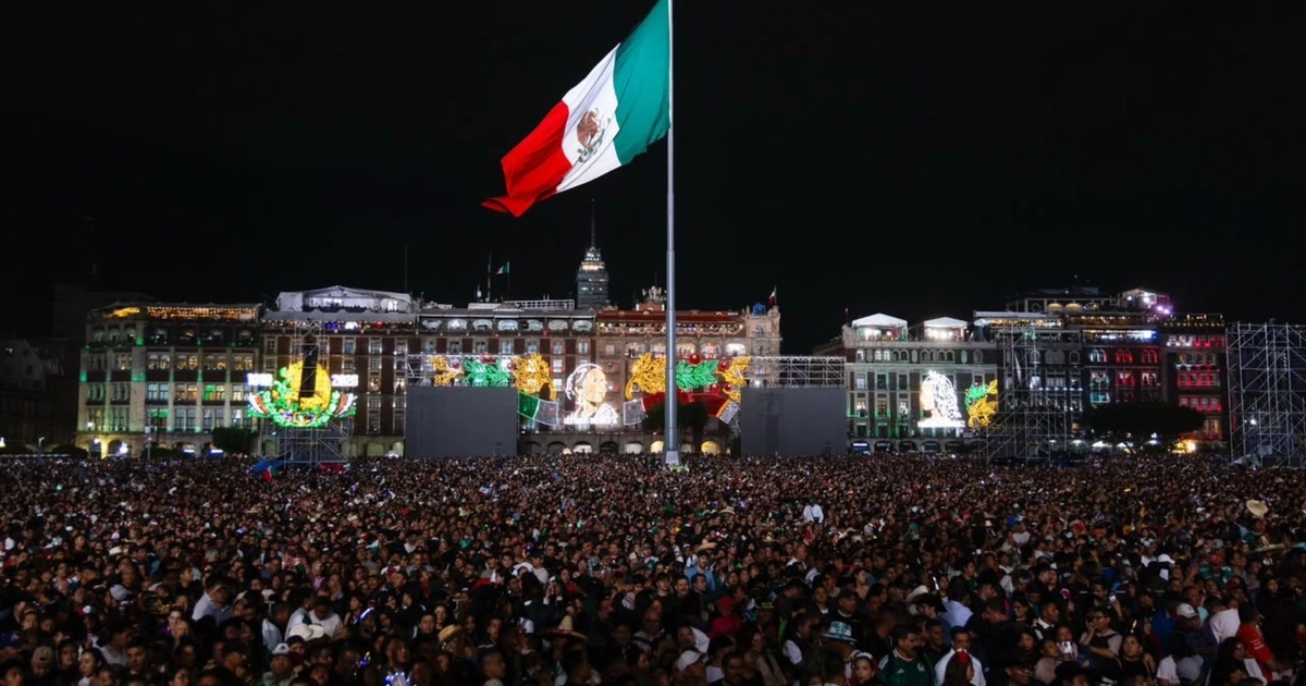 La celebración por el aniversario 216 de la Independencia reunió a miles de personas en el Centro Histórico de la Ciudad de México. (CUARTOSCURO)