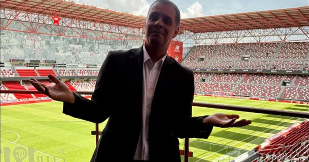 Christian Martinoli, con el estadio Nemesio Díez a sus espaldas. FOTO: @cmartinolimx