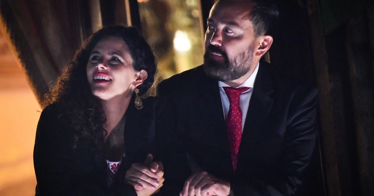 CIUDAD DE MÉXICO, 15SEPTIEMBRE2026.- Luisa María Alcalde, consejera jurídica del Ejecutivo Federal y Arturo Ávila, diputado de Morena, desde el balcón de Palacio Nacional dio el Grito de Independencia en el marco del 216 Aniversario ante miles de personas que se dieron cita en la plancha del zócalo capitalino. FOTO: MARIO JASSO/CUARTOSCURO.COM