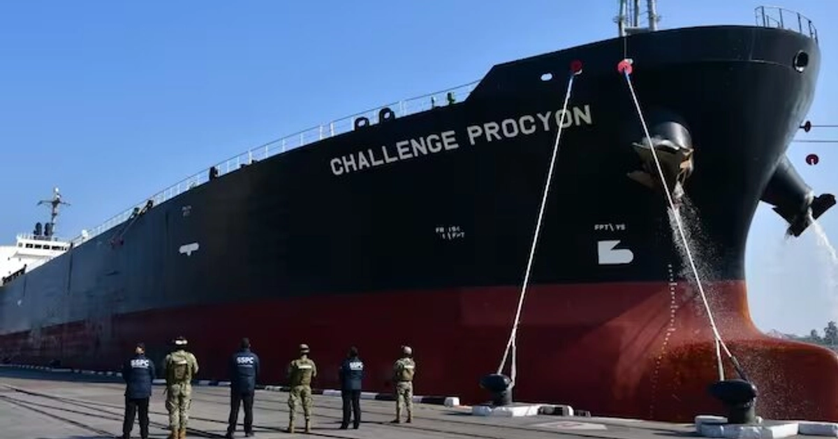 Las autoridades decomisaron entre 8 y 10 millones de litros a bordo y vincularon a la importadora Intanza como fachada del CJNG. (Crédito: Defensa)