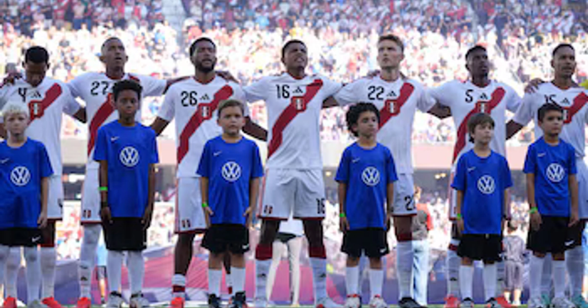 Seleccionados peruanos entonando el Himno Nacional, en Orlando. - Crédito: FPF
