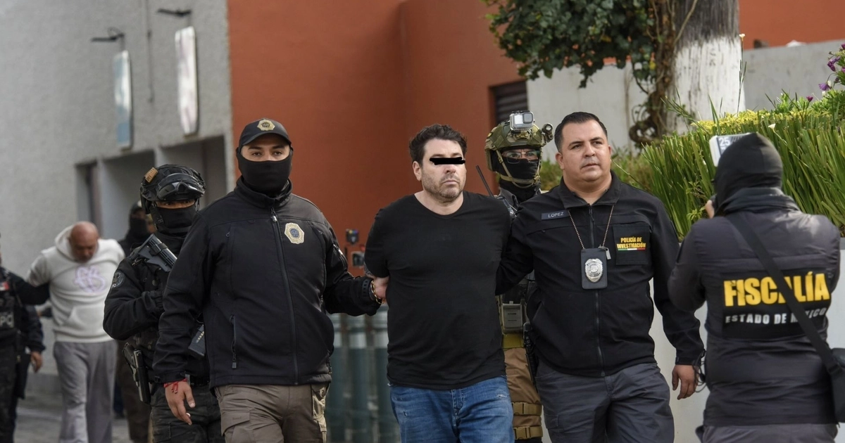 TOLUCA, ESTADO DE MÉXICO, 04SEPTIEMBRE2026.- Diego Sebastián “N” y Gerardo “N”, presuntos implicados en el multihomicidio de Atizapán, donde perdieron la vida Jonathan Meléndez, tecladista de Camilo Séptimo, su esposa embarazada, su pequeña hija de 3 años, una joven trabajadora y su mascota. FOTO: CRISANTA ESPINOSA AGUILAR/CUARTOSCURO.COM