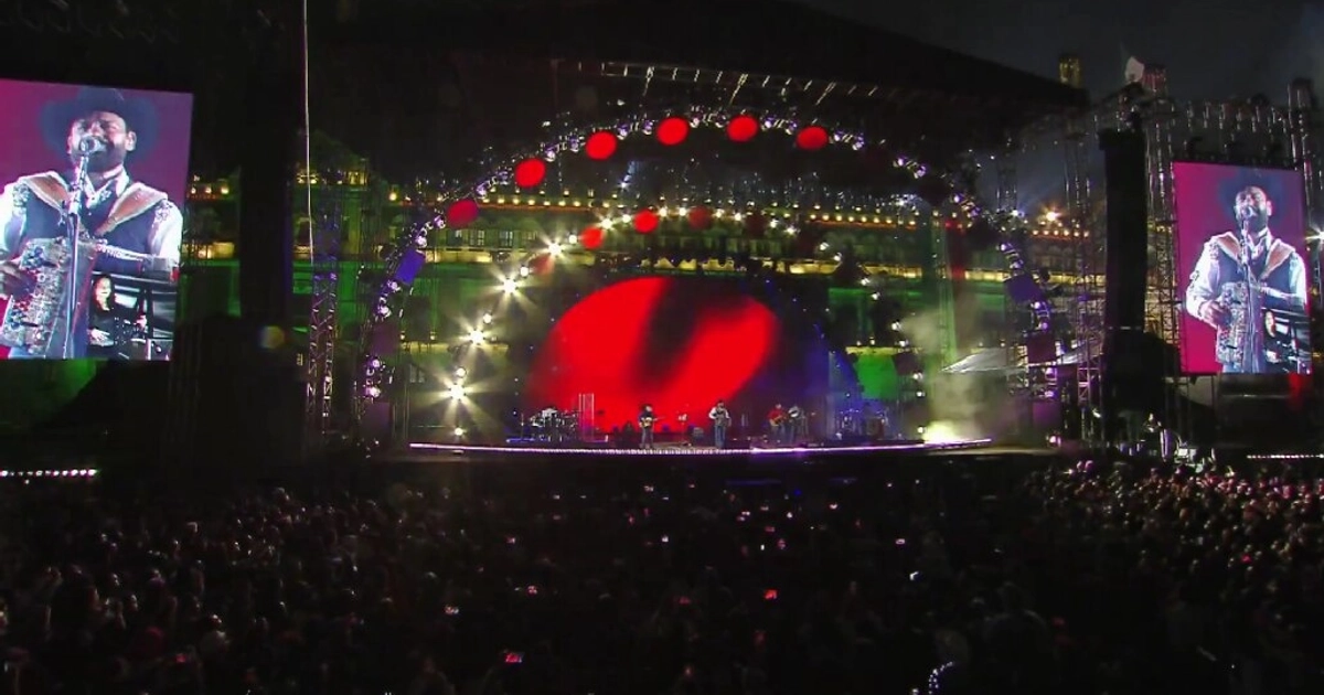 Grupo Intocable ofreció dos bloques de concierto en el Zócalo, separados por el Grito presidencial, ante una multitud que superó las 300 mil personas. (Captura de pantalla @GobiernoMX)