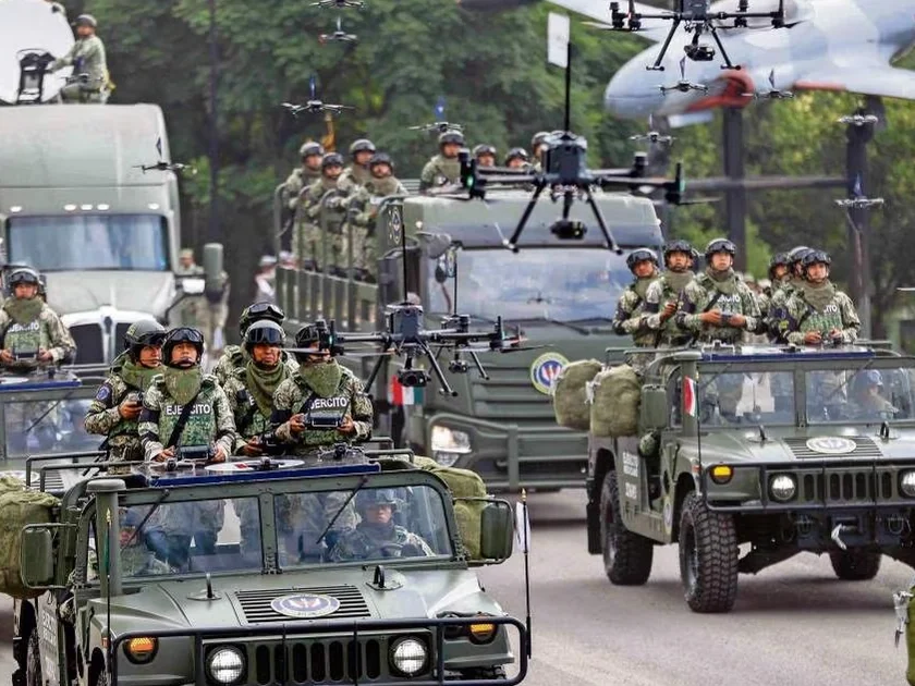 Integrantes del Ejército y la Guardia Nacional realizaron el último pase de revista de los seis contingentes que participarán en el desfile del 16 de septiembre. Foto: DIEGO SIMÓN SÁNCHEZ/EL UNIVERSAL