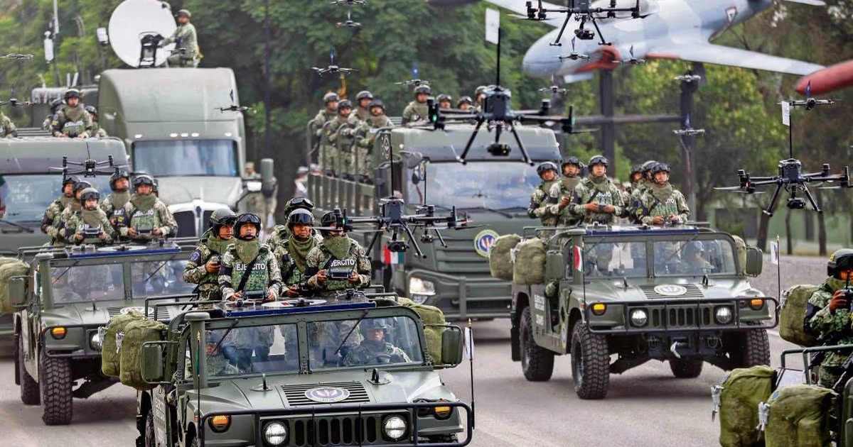 Integrantes del Ejército y la Guardia Nacional realizaron el último pase de revista de los seis contingentes que participarán en el desfile del 16 de septiembre. Foto: DIEGO SIMÓN SÁNCHEZ/EL UNIVERSAL