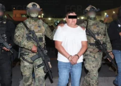 Audias Flores siendo trasladado por elementos de la Secretaría de Marina luego de su detención en Nayarit. Crédito: FGR