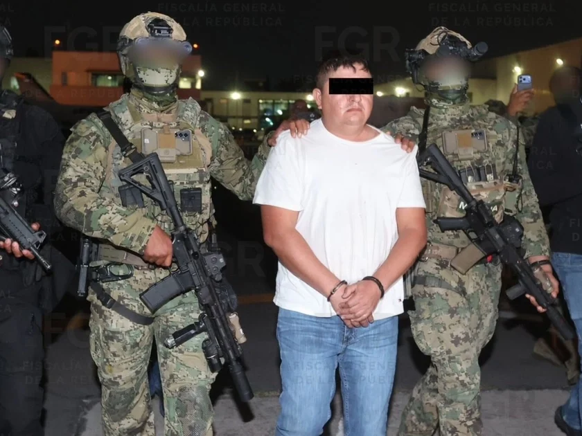 Audias Flores siendo trasladado por elementos de la Secretaría de Marina luego de su detención en Nayarit. Crédito: FGR